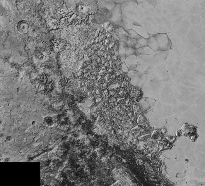 Ce premier «zoom» de 470 km de large détaille une zone de transition entre la plaine glacée de Sputnik Planum à droite avec des terrains plus anciens et cratérisés sur la gauche. Crédit : NASA/Johns Hopkins University Applied Physics Laboratory/Southwest Research Institute