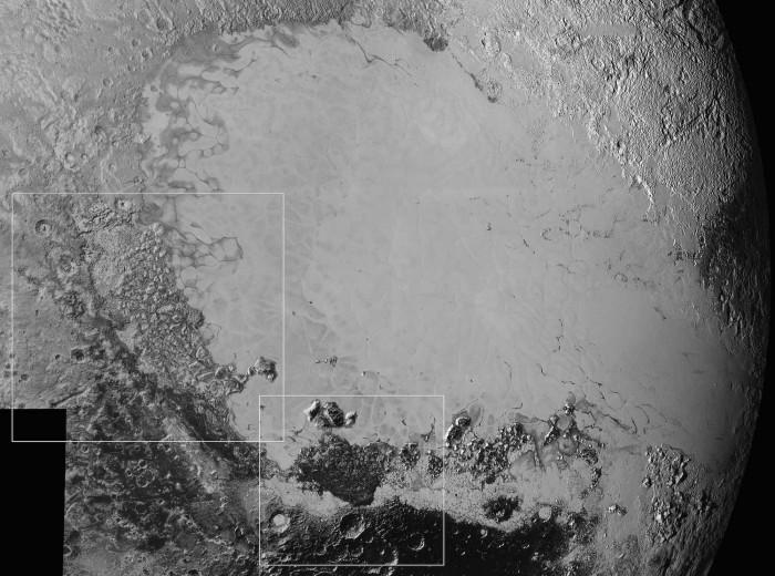 La plaine glacée de Sputnik Planum dans la région dite du cœur de Pluton (ou Tombaugh Regio) domine cet assemblage de clichés qui couvre une zone de 1600 km de large. Sputnik Planum est entourée de terrains plus anciens (notamment en bas et à gauche) puisqu’on y voit des cratères d’impact. En effet, une surface dépourvue de cratères trahit des processus géologiques qui ont récemment effacé les traces d’impact. Les carrés blancs délimitent deux zones présentées en détail ci-dessous. Crédit : NASA/Johns Hopkins University Applied Physics Laboratory/Southwest Research Institute