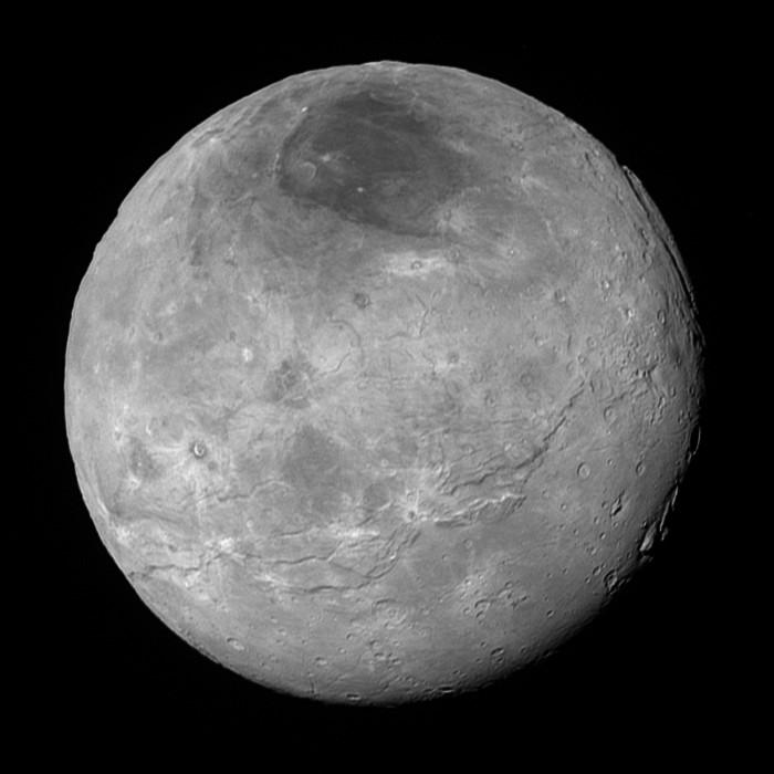 Charon, la lune principale (1170 km de diamètre) de Pluton, montre ici plus de détails que dans une précédente image qui avait été transmise avec une compression des données plus forte. Là aussi une géologie complexe est à l’œuvre et des terrains semblent avoir été récemment (en termes de temps géologiques) modifiés. Crédit : NASA/Johns Hopkins University Applied Physics Laboratory/Southwest Research Institute