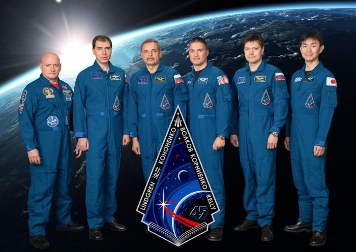 L’équipage actuel de l’ISS, l’Expédition 45 (de gauche à droite) : Scott Kelly (commandant), Sergueï Volkov, Mikhail Kornienko, Kjell Lindgren, Oleg Kononenko et Kimiya Yui. Crédit : NASA