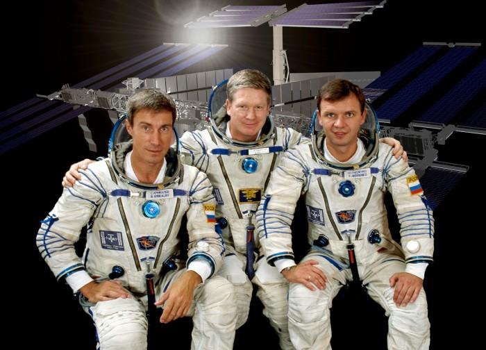 Le premier équipage permanent de l’ISS, l’Expédition 1 (de gauche à droite) : Sergueï Krikalev, William Shepherd et Youri Guidzenko. Crédit : NASA