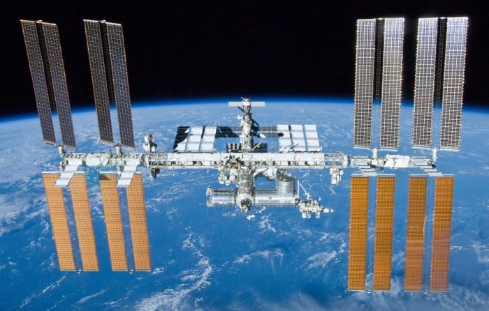 La Station Spatiale Internationale : la plus grande structure jamais assemblée sur orbite totalise une masse de 400 tonnes qui tourne autour de la Terre à 400 km d’altitude. Les modules viennent de Russie, d’Europe, des États-Unis et du Japon. Le Canada a fourni le bras robotique principal. On notera qu’en raison d’accords industriels, la moitié des modules pressurisés de la Station ont été fabriqués par Thales Alenia Space en Italie. Crédit : NASA