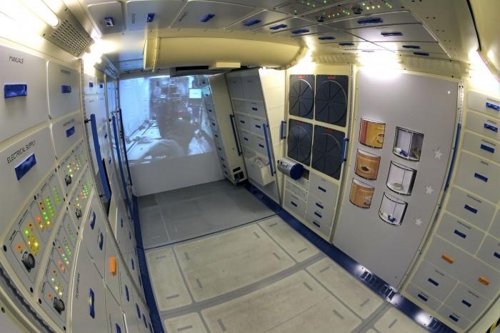 Reproduction taille réelle du module européen Columbus de l’ISS à la Cité de l’espace à Toulouse. Crédit : Cité de l’espace / Alex Pietcha