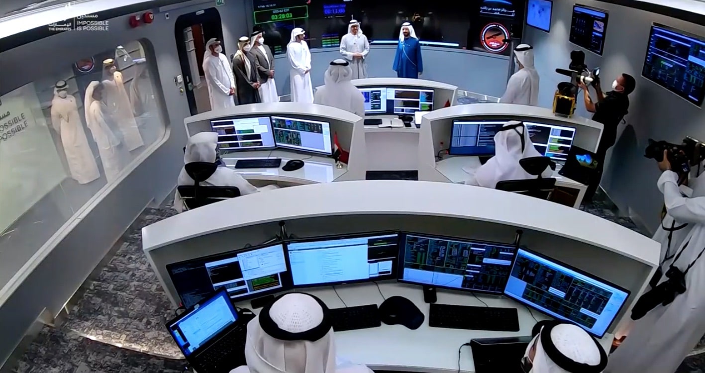 Visite du centre de contrôle du MBRSC par les officiels le 9 février 2021. Crédit : MBRSC/Cité de l’espace