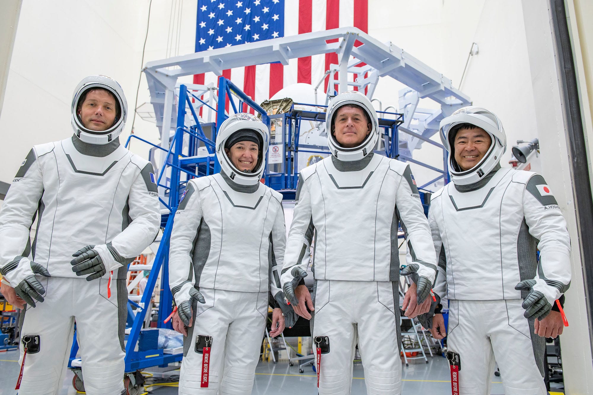 L’équipage de Crew-2 chez SpaceX en Californie pour une séance d’entraînement à la capsule Crew Dragon (de gauche à droite) : Thomas Pesquet, Megan McArthur, Shane Kimbrough et Akihiko Hoshide. Crédit : SpaceX
