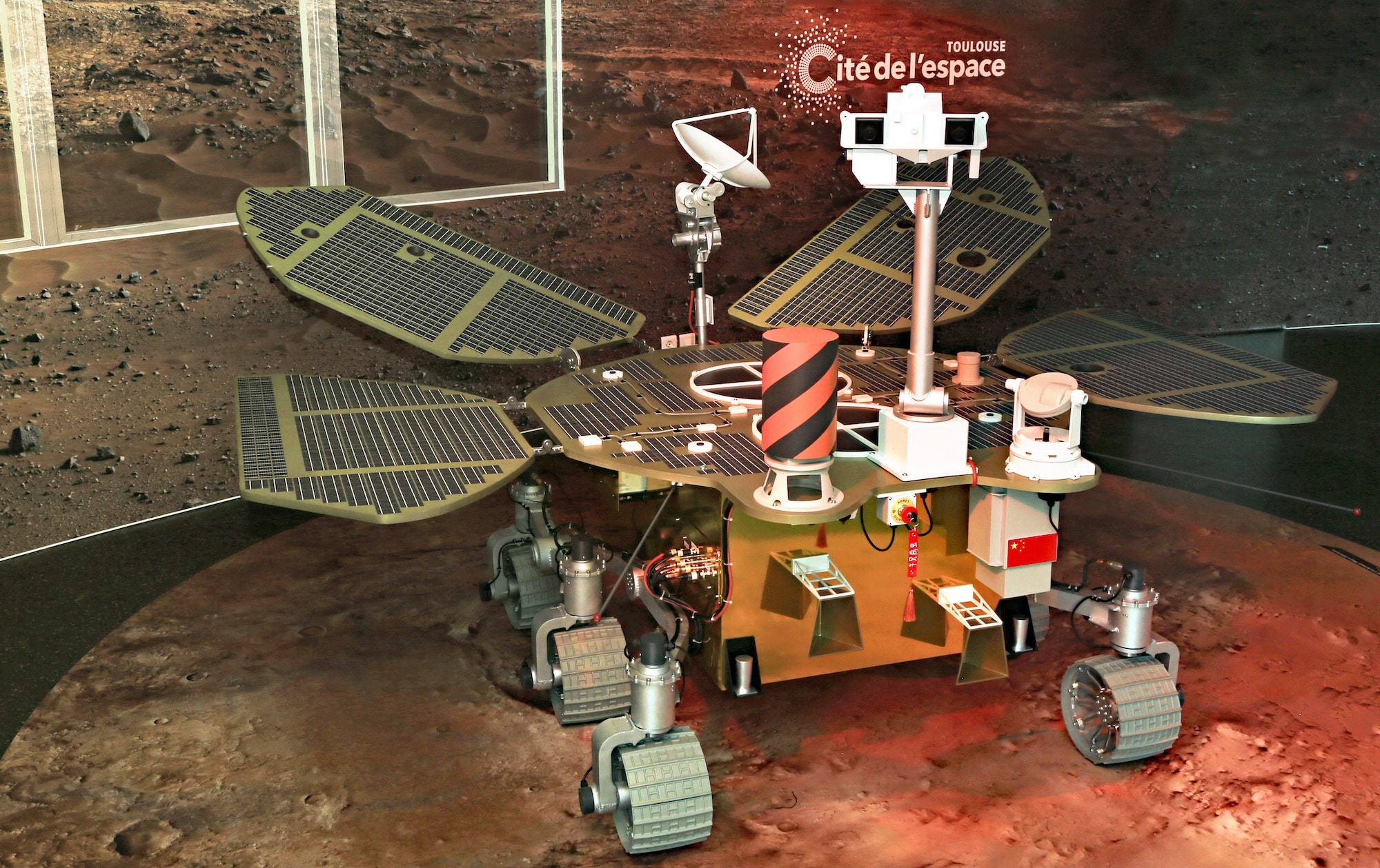 La maquette taille réelle du rover Zhurong à la Cité de l’espace de Toulouse. Crédit : Laurent Garcia/Cité de l’espace