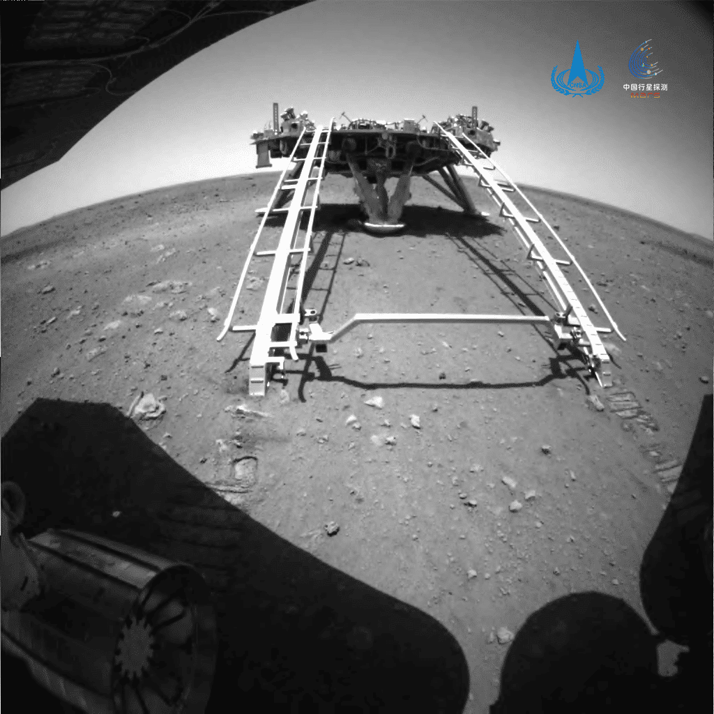 Avec une caméra de navigation, Zhurong a photographié la plateforme d’atterrissage qu’il a quittée afin d’accomplir ses premiers tours de roues sur le sol martien le 22 mai. Crédit : CNSA