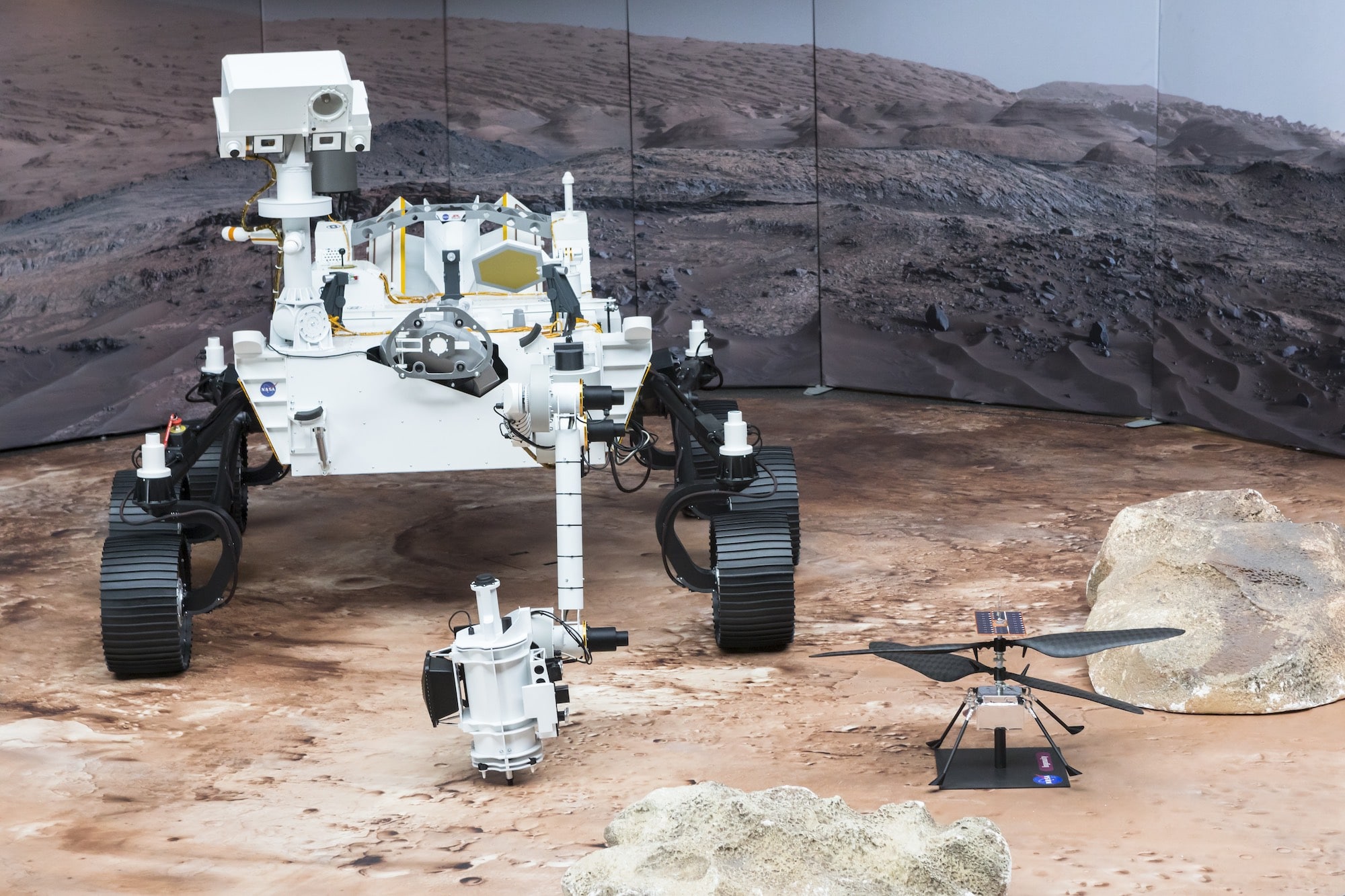 À la Cité de l’espace de Toulouse, une maquette taille réelle du rover Perseverance est exposée. Elle est accompagnée de l’hélicoptère Ingenuity. Crédit : Cité de l’espace / Manuel Huynh