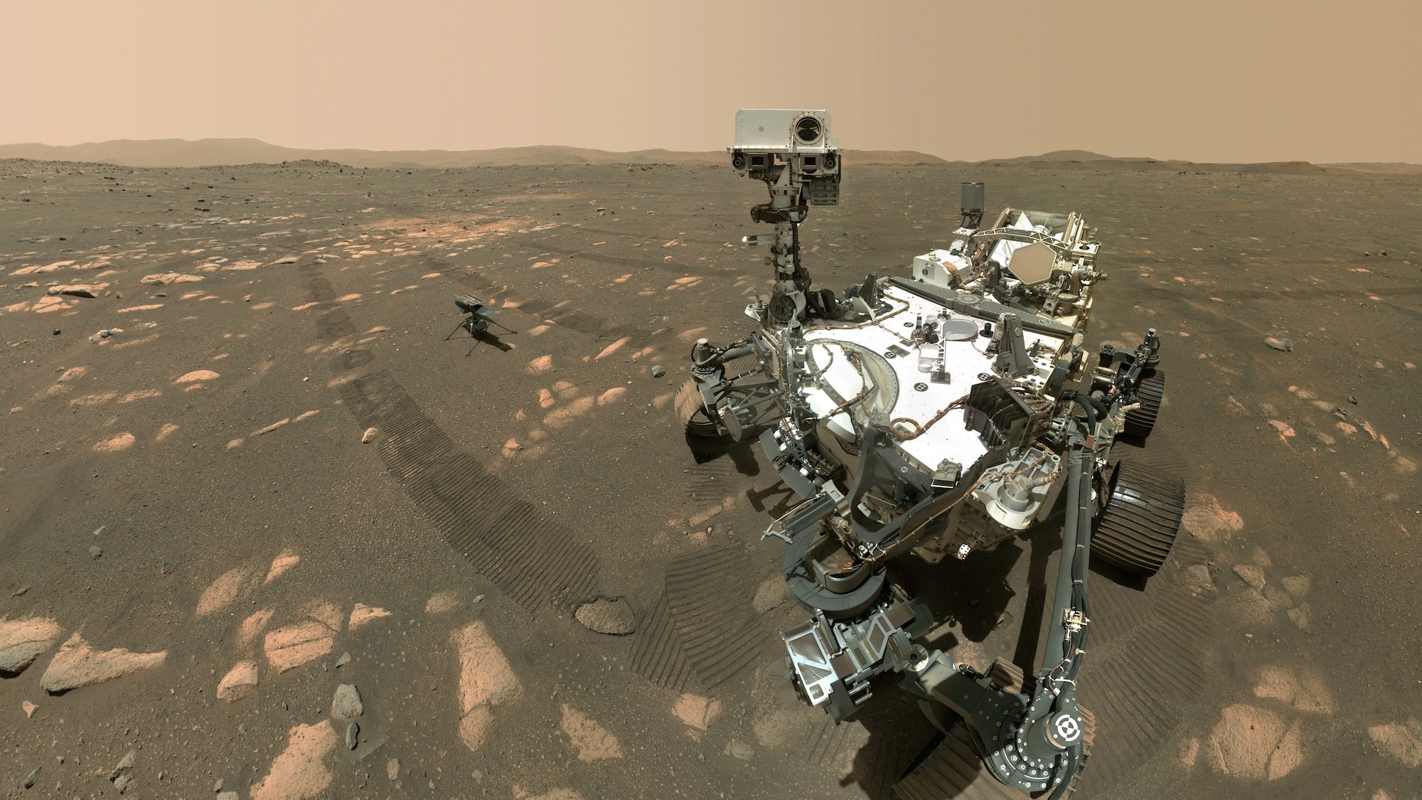 «Selfie» de Perseverance réalisé avec une caméra située au bout de son bras robotique. On remarque l’hélicoptère Ingenuity déposé à la surface. Crédit : NASA/JPL-Caltech/MSSS