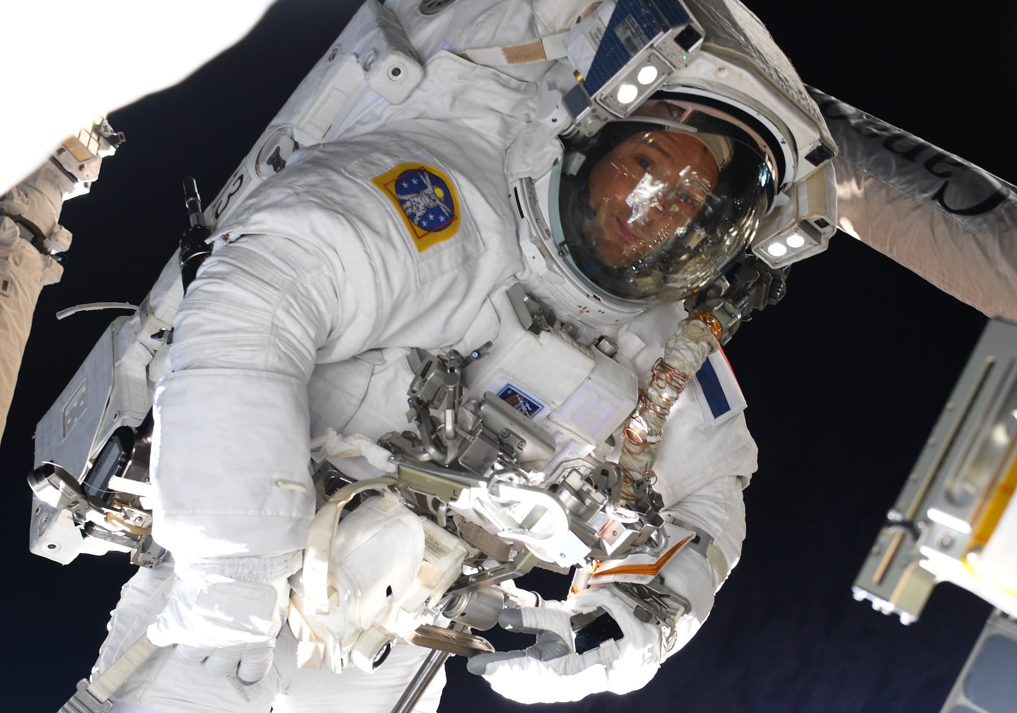 Thomas Pesquet lors de sa troisième sortie au titre de l’Expédition 65 de l’ISS et la cinquième de sa carrière. Crédit : NASA