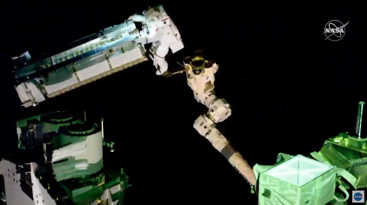 Thomas Pesquet avec les panneaux solaires au bout du bras robotique Canadarm2. Crédit : NASA TV/Cité de l’espace