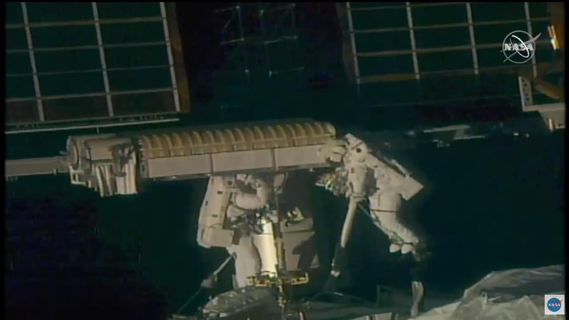 Les deux astronautes sécurisent les nouveaux panneaux solaires  IROSA de l’ISS. Crédit : NASA TV/Cité de l’espace