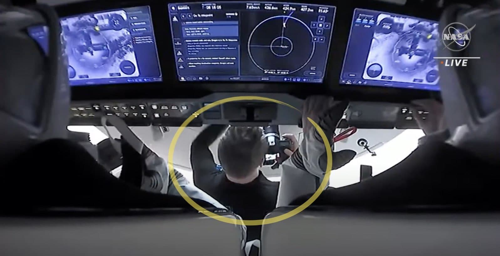 Sur cette capture du direct NASA TV, on voit Thomas Pesquet au centre alors qu’il accomplit les photos demandées. Crédit : NASA TV/Cité de l’espace 
