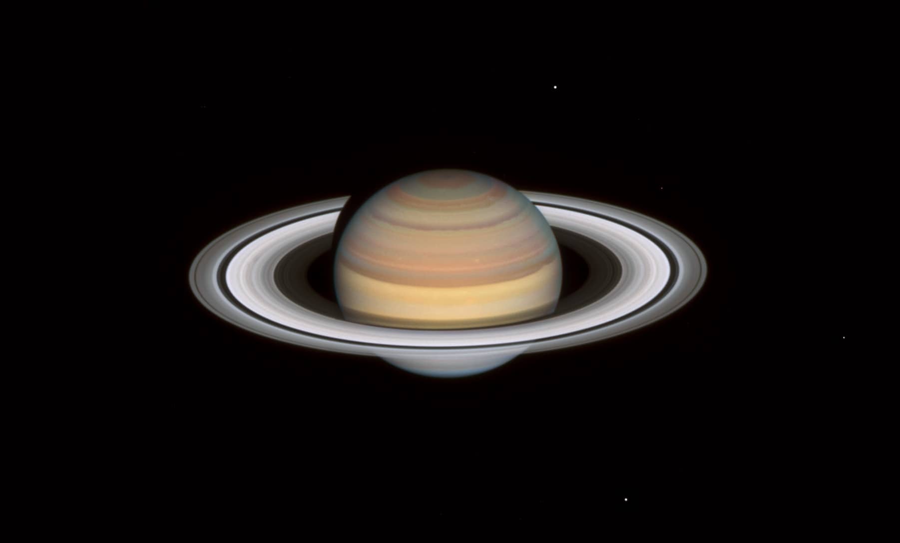Saturne par Hubble le 12 septembre 2021. Crédit : SCIENCE: NASA, ESA, Amy Simon (NASA-GSFC), Michael H. Wong (UC Berkeley) / IMAGE PROCESSING: Alyssa Pagan (STScI)