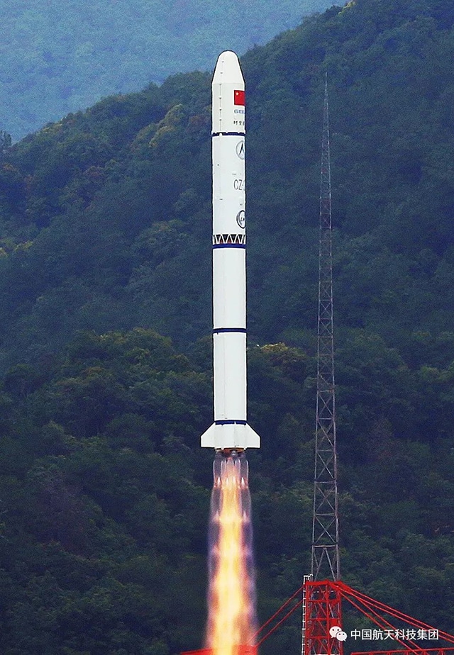 Une fusée Long March 2C décolle depuis le centre de lancement de Xichang en Chine.