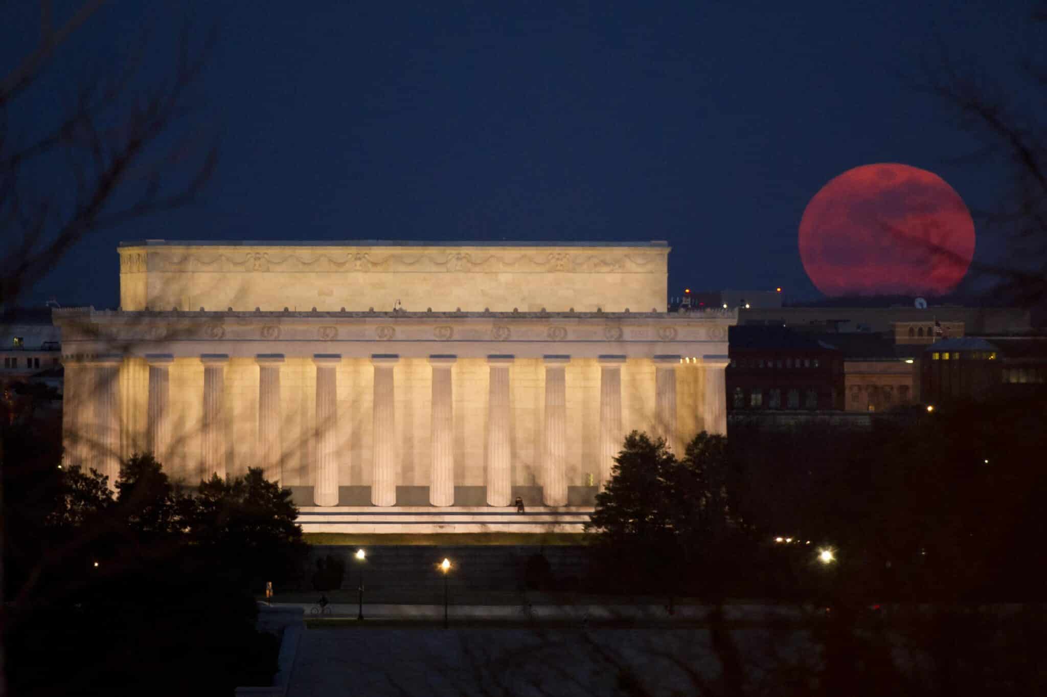 La super Lune du 19 mars 2011 par le photographe de la NASA Bill Ingalls. Avec un téléobjectif, il saisit notre satellite naturel près de l’horizon avec un bâtiment (le Lincoln Memorial à Washington, DC) en avant-plan, ce qui procure un esthétique effet de perspective. Crédit : NASA/Bill Ingalls
