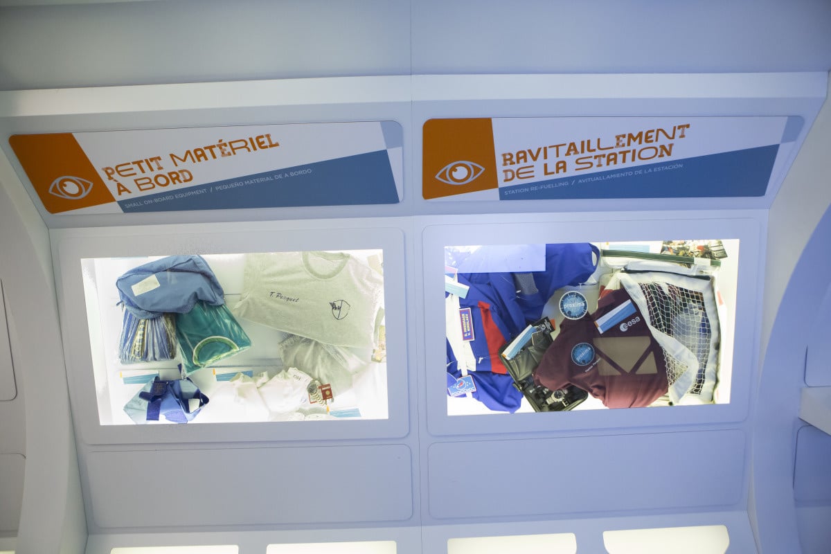 Vitrines avec des exemples d'objets que les astronautes amènent à bord de la station et des exemples d'objets de ravitaillement