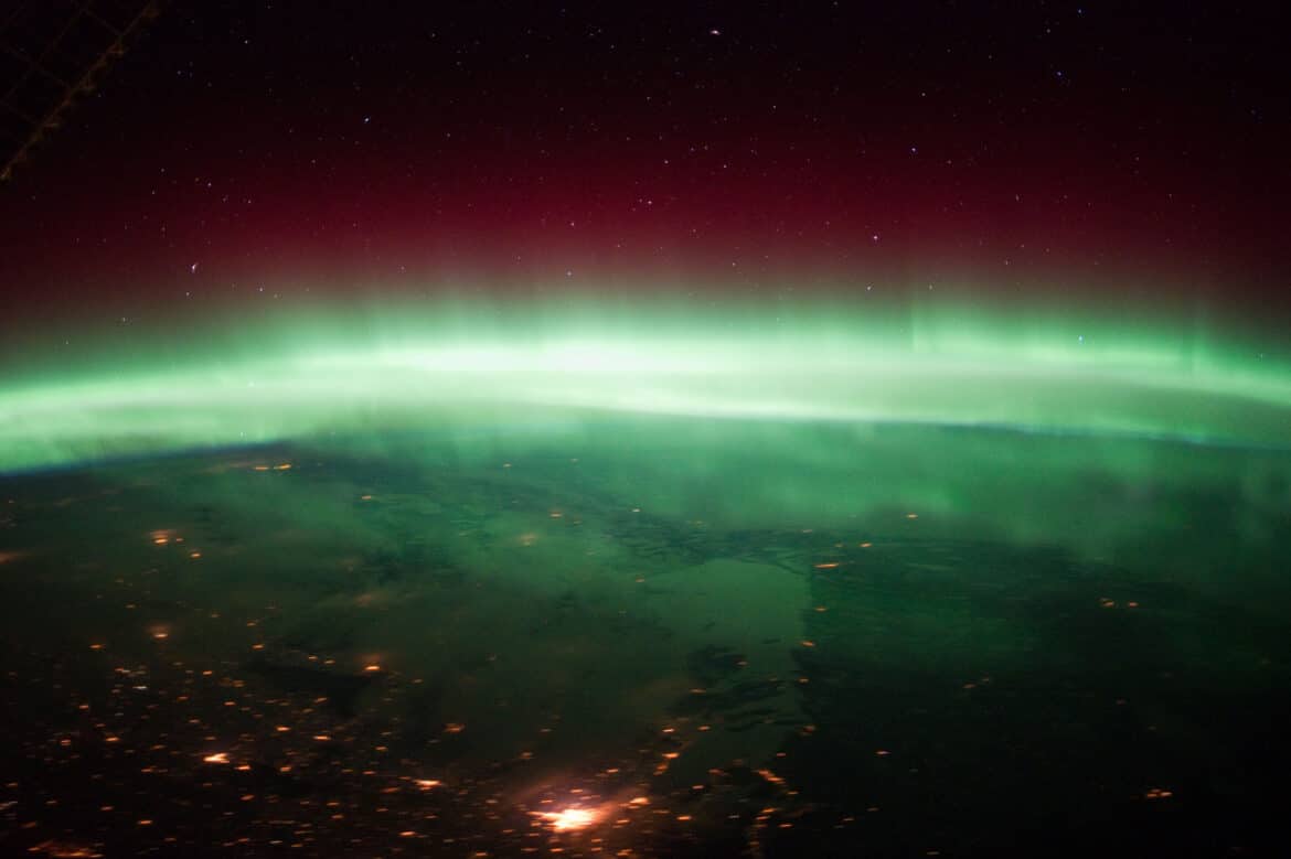 Vue depuis l'espace d'une aurore boréale au dessus du Canada