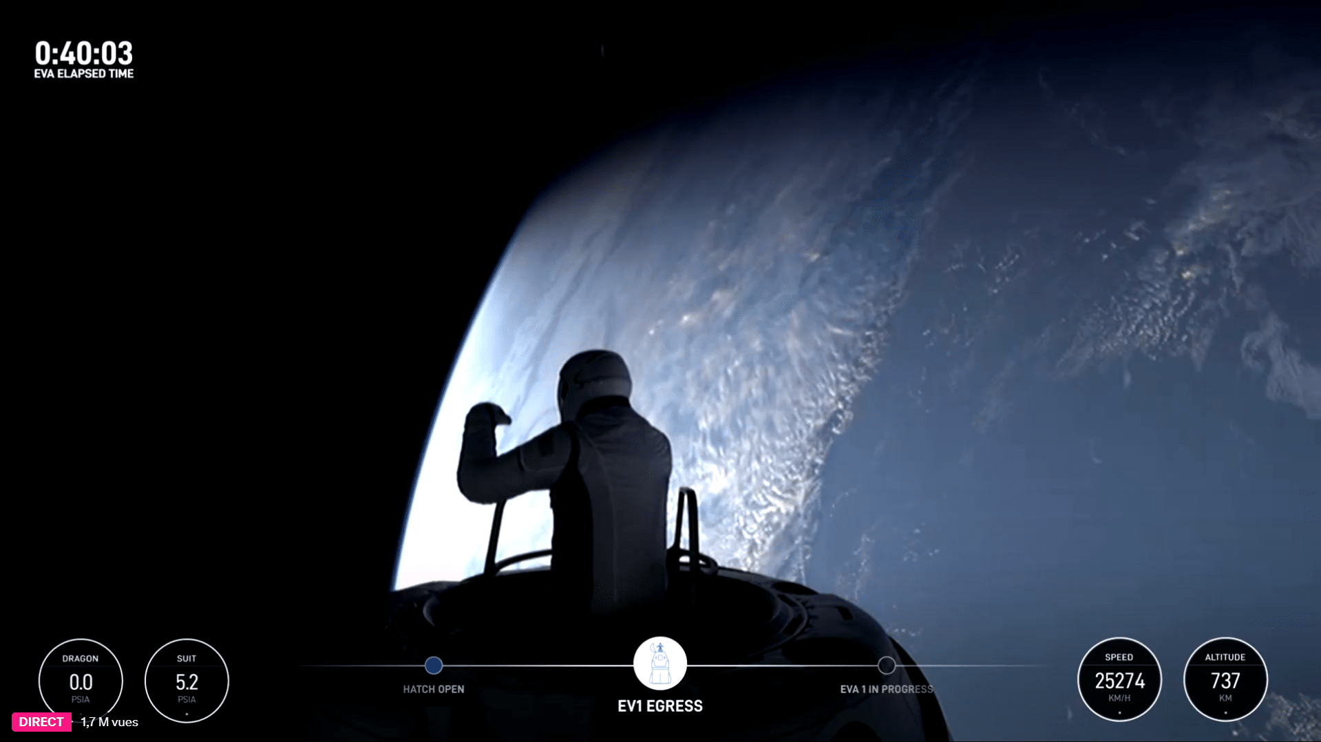 Jared Isaacman lors de la première extravéhiculaire de la mission privée de SPaceX Polaris Dawn. On le voit dans le sas de la capsule Dragon Resilience face à la courbure de la Terre.