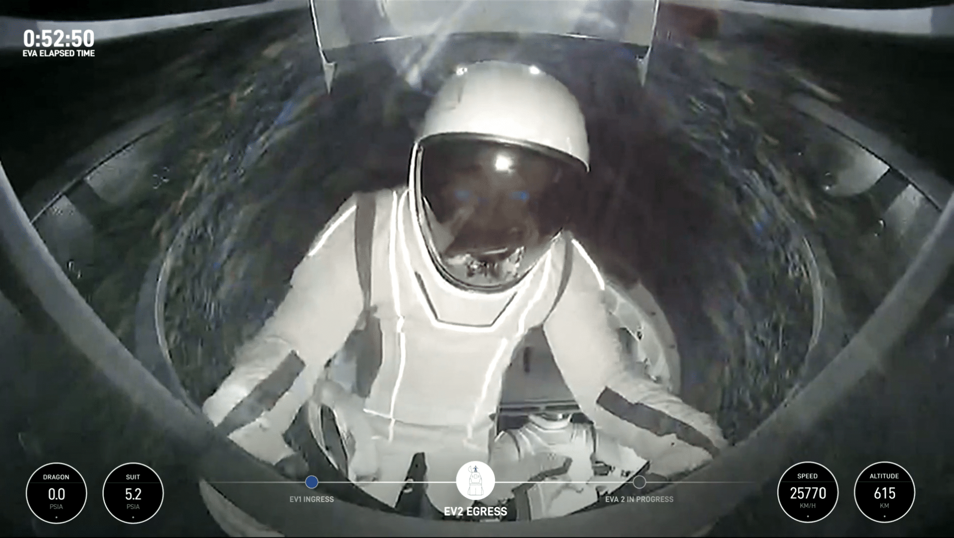 Sarah Gillis sort du sas de la capsule Dragon Resilience lors de la deuxième sortie extravéhiculaire de la mission de SpaceX Polaris Dawn.