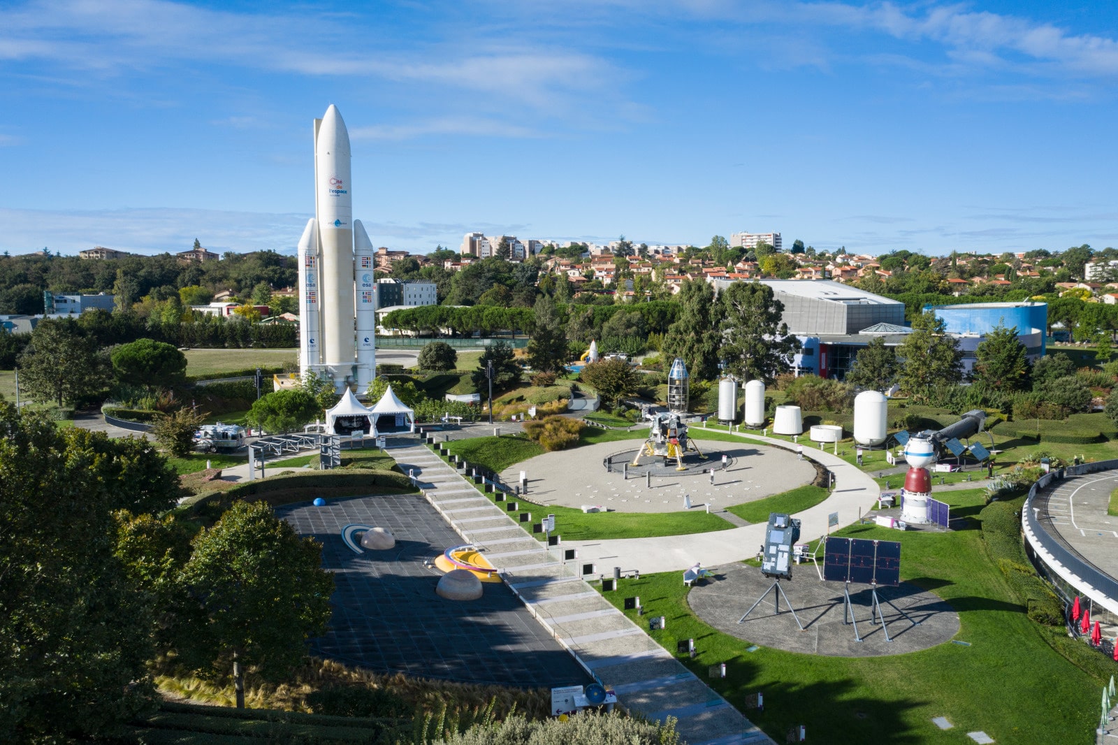 Vue générale des jardins de la Cité de l'espace