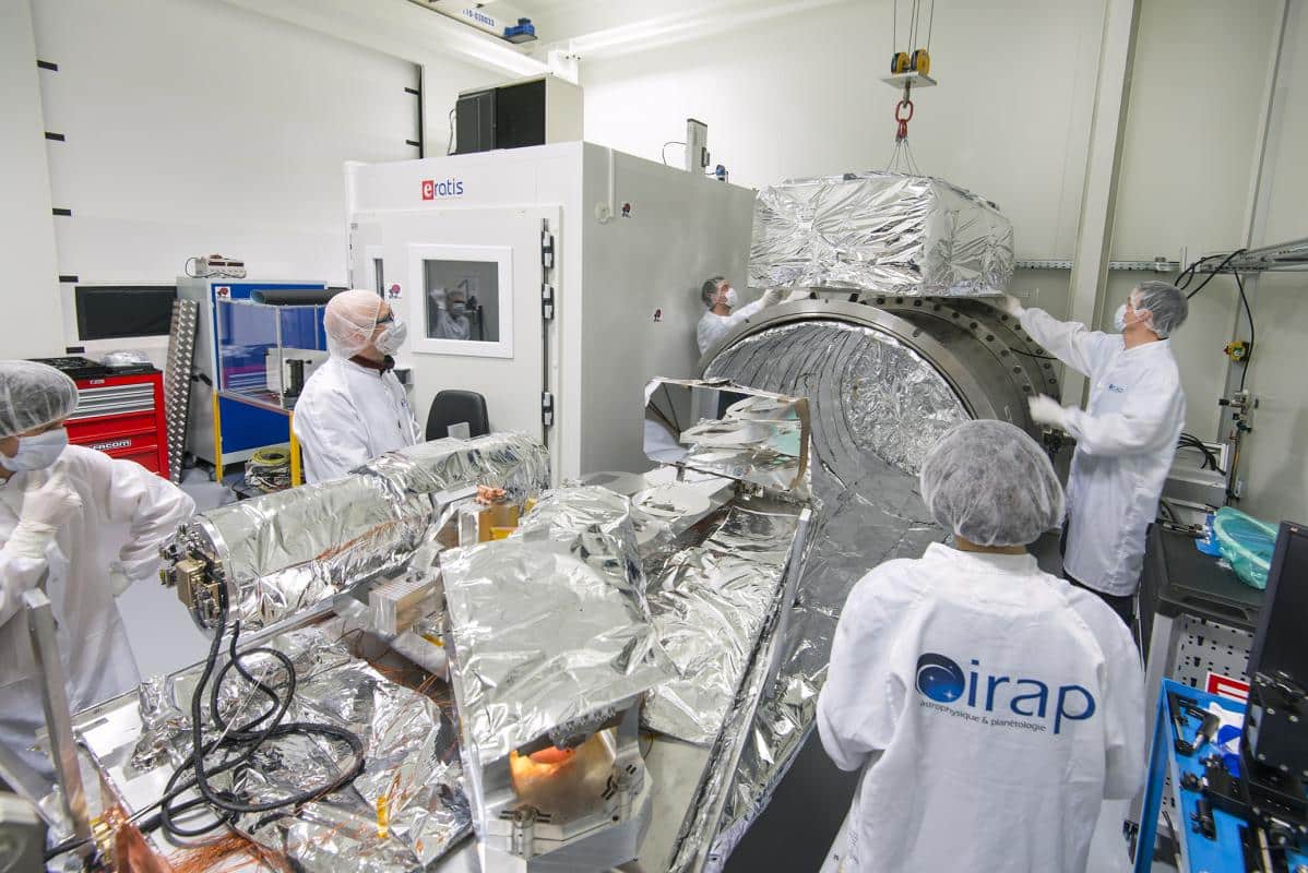 L’instrument SPIRou à l’IRAP de Toulouse. Le coût de SPIRou (avec l’étude) s’élève à près de 10 millions d’euros. Toulouse, via l’IDEX et l’Université Paul Sabatier, participe à ce financement avec la région Ile de France et les Universités Joseph Fourier (Grenoble) et Aix Marseille (pour un total de 2,1 millions d’euros pour la partie française). Ensuite, il y a les contributions du CFHT (1,5 million d’euros), le Canada (700 000 euros) et 400 000 euros du Brésil, la Suisse, le Portugal et Taiwan. La région Occitanie finance en quasi-totalité les 4 millions d’euros de SPIP, le jumeau de SPIRou. Crédit : S.Chastanet – CNRS/OMP