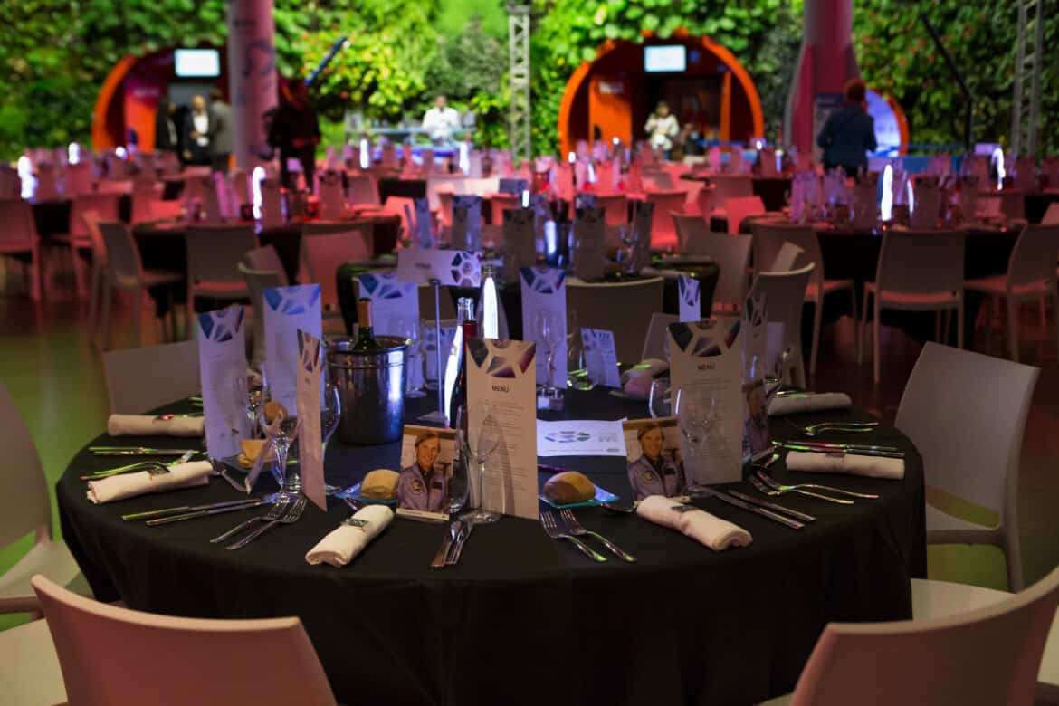 diner assis dans le batiment astralia