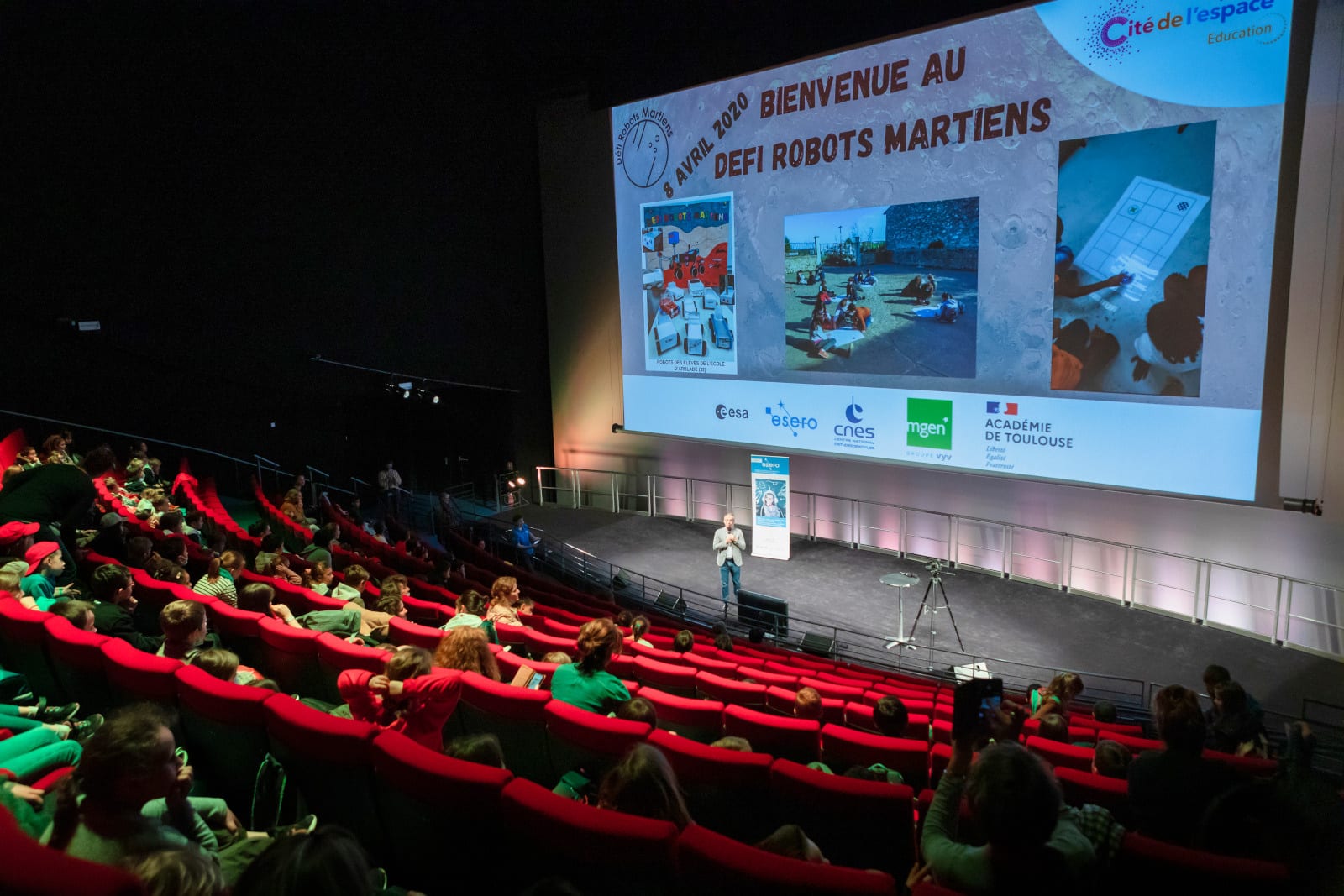 dans la salle imax pour le rendu du défi des robots martiens