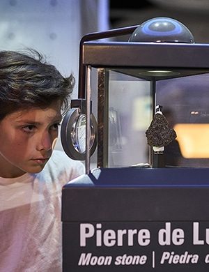 Quai du Système solaire - Admirez la véritable Pierre de Lune - Cité de l'espace