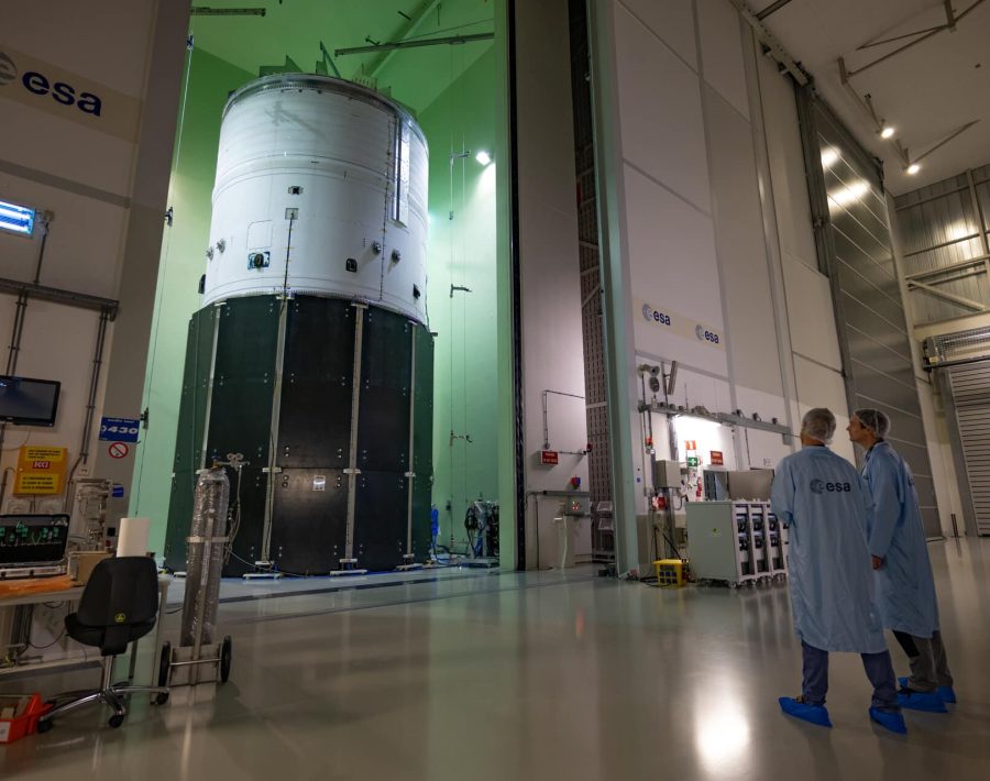 Ariane_6_upper_stage_in_LEAF_pillars