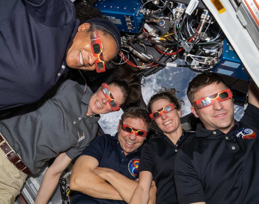 astronautes-lunettes-eclipse