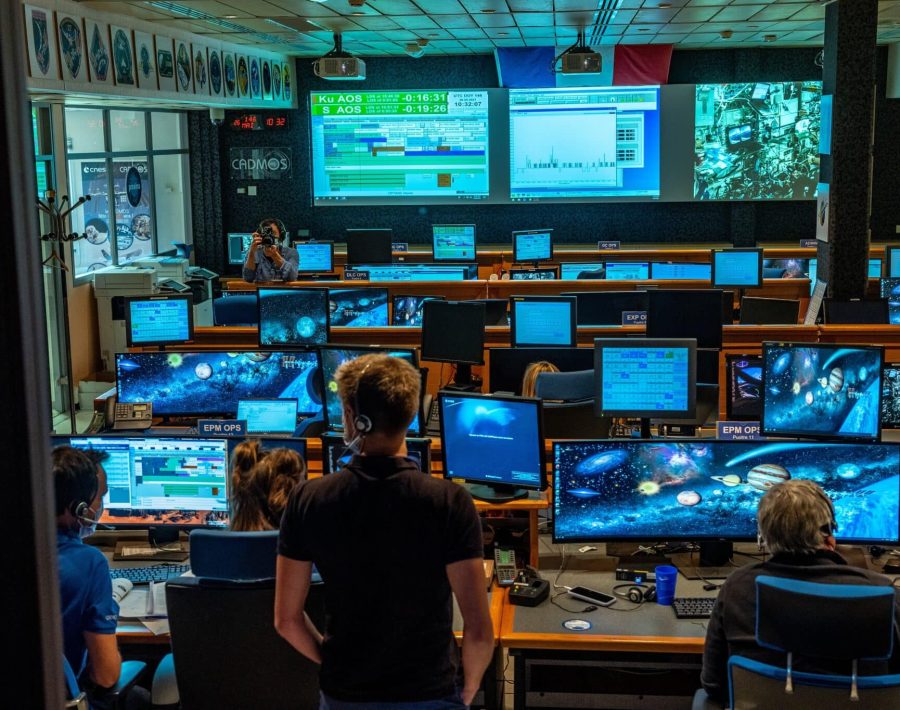 Liaison en direct par le Cadmos avec Thomas Pesquet, a bord de la station spatiale internationale pour le suivi de l'experience PILOTE de la mission Alpha.