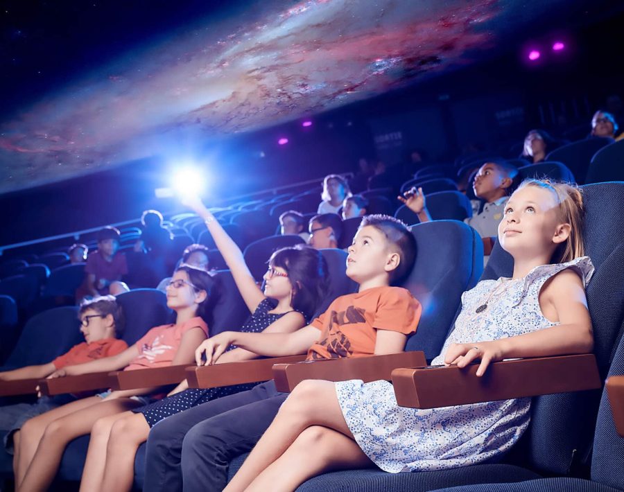 UN PLANÉTARIUM DERNIÈRE GÉNÉRATION ! Nouveau simulateur astronomique très haute définition (vidéo 8K), nouveaux fauteuils avec boîtiers de vote pour interagir avec le spectacle Embrassez les étoiles et les galaxies dans un des plus modernes et plus performants planétariums du monde !