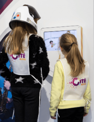 Enfants de dos dans la Cité des petits