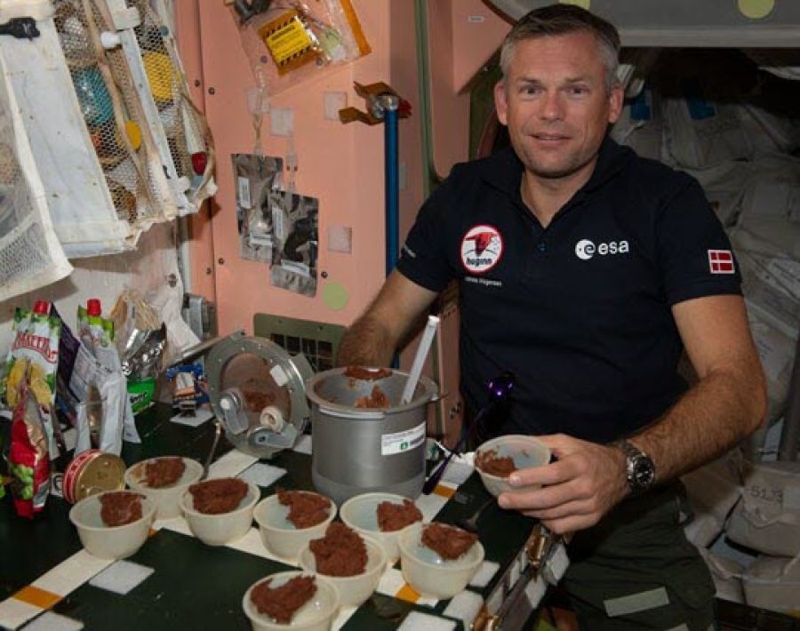 de-la-mousse-au-chocolat-thil-dans-l-espace-ici-l-astronaute-danois-andreas-mogensen-photo-esa-nasa-1696755946