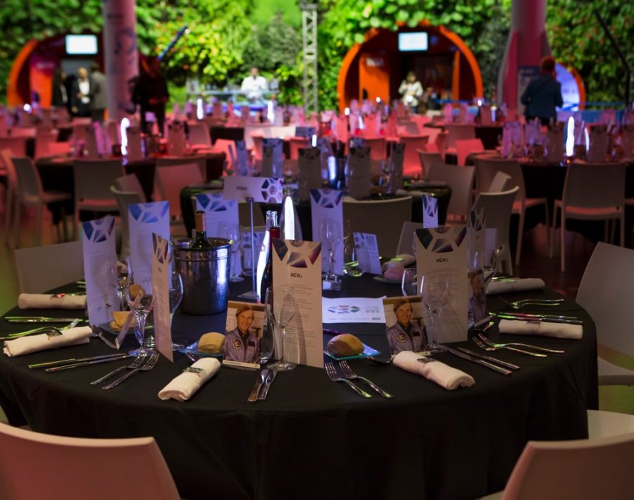 diner assis dans le batiment astralia