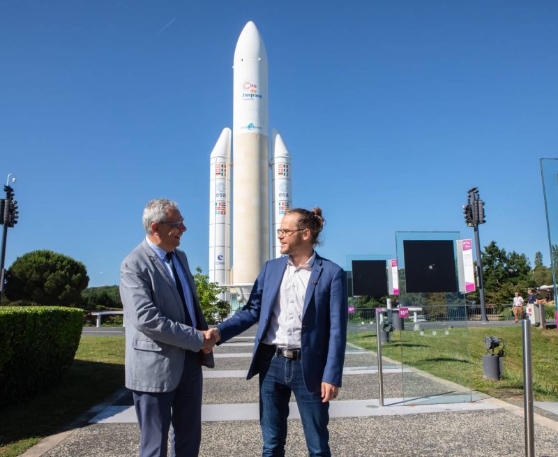 Signature partenariat Cité de l'espace Kinéis