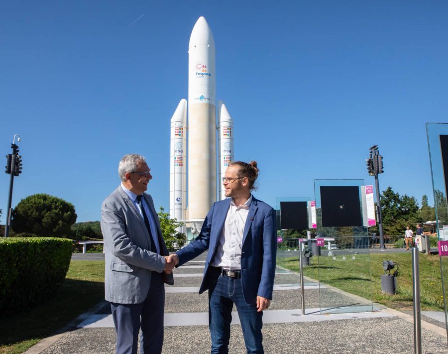 Signature partenariat Cité de l'espace Kinéis