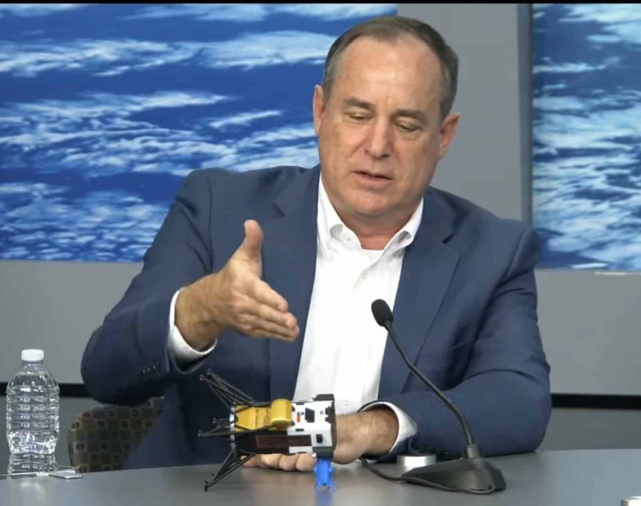 Steve Altemus explique qu'Odysseus est couché sur le sol de la Lune lors de la conférence de presse du 23 février 2024.