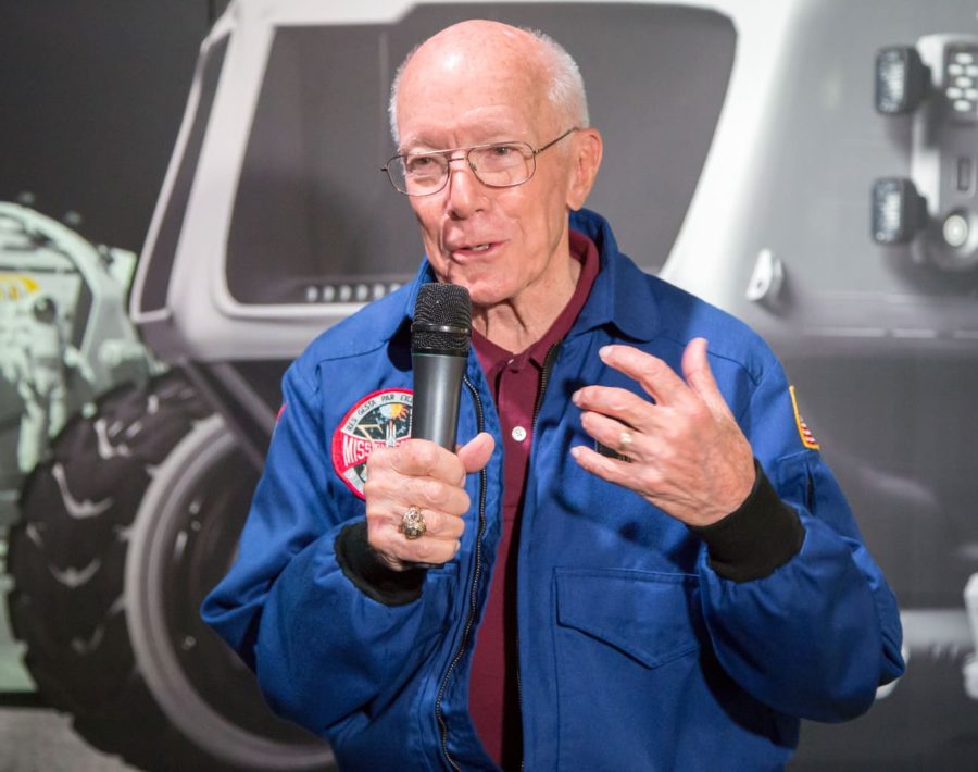 Manfred von Ehrenfried controleur de vol testeur de combinaison pour Apollo ou encore ingenieur sur les missions Apollo 7 et Apollo 8.  Gerry Griffin directeur de vol sur toutes les missions Apollo. Il a notamment dirige une equipe lors d?Apollo 13.  Sy Liebergot membre du Flight Operations Group en support a la NASA. Il a occupe le poste de EECOM sur les Missions Apollo 8 a 15 avec un role essentiel sur Apollo 13.  Bill Moon EECOM a la NASA. D?abord membre suppleant il travaille a la console EECOM pour les missions Apollo 15-17.