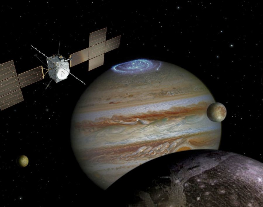 Vue d'artiste où la sonde Juice apparaît devant la planète Jupiter. On aperçoit plusieurs lunes glacées : Europe et Ganymède.