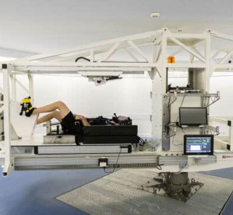 Enzo participe quotidiennement à une séance de vélo sur centrifugeuse durant 30 minutes. Il doit effectuer plusieurs séries de pédalage en fonction de sa consommation maximale d'oxygène (VO2max), entrecoupées de phase de récupération.