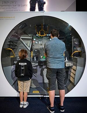 observez la reproduction du poste de pilotage du module lunaire