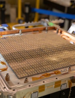 SVOM, une mission sino-francaise d'astronomie. Son objectif : Detecter les sursauts gamma de l'Univers, indicateurs de l'explosion d'etoiles massives ou de la fusion d'etoiles a neutrons ou de trous noirs. 
Le satellite SVOM sera dote de 4 instruments dont 2 concus et realises par la France : ECLAIRs, une camera X et gamma, et MXT, un  telescope a rayons X de basse energie. Quand un sursaut gamma sera detecte par ECLAIRs, le satellite se reorientera tres rapidement (en quelques minutes) pour completer les observations avec les autres instruments. L'information sera egalement transmise au sol en moins d'une minute afin que le sursaut soit etudie par des telescopes robotiques dedies et de grands telescopes.