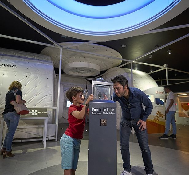 Quai du Système solaire - Petits et grands, admirez la véritable Pierre de Lune - Cité de l'espace