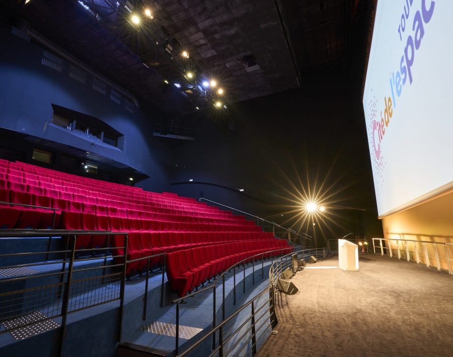 Salle Imax pour réunion avec écran et estrade
