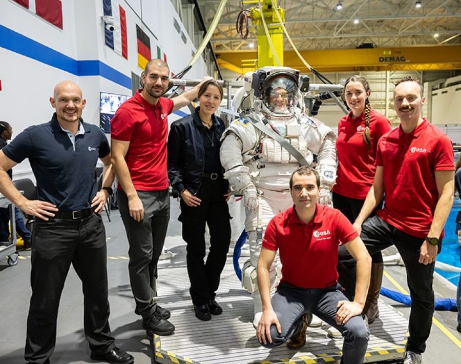 Spacewalk_training_at_NASA_s_NBL