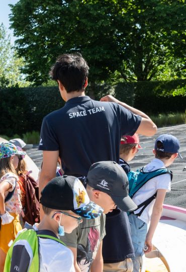 Groupe d'enfants sur le parterre des planètes