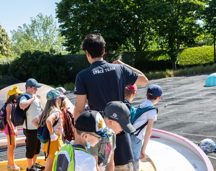Groupe d'enfants sur le parterre des planètes