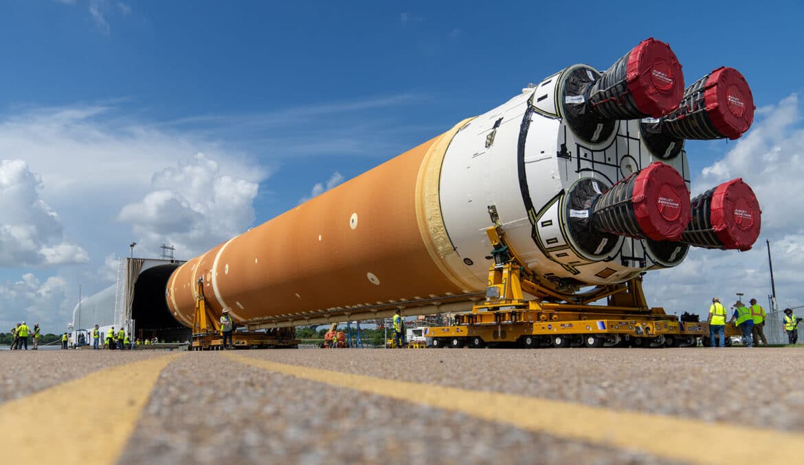 Le premier élément de la fusée SLS d’Artemis II rejoint la Floride